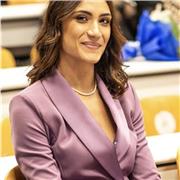 Docente di italiano e latino impartisce lezioni personalizzate in modalità telematica per studenti di scuola di I e II grado